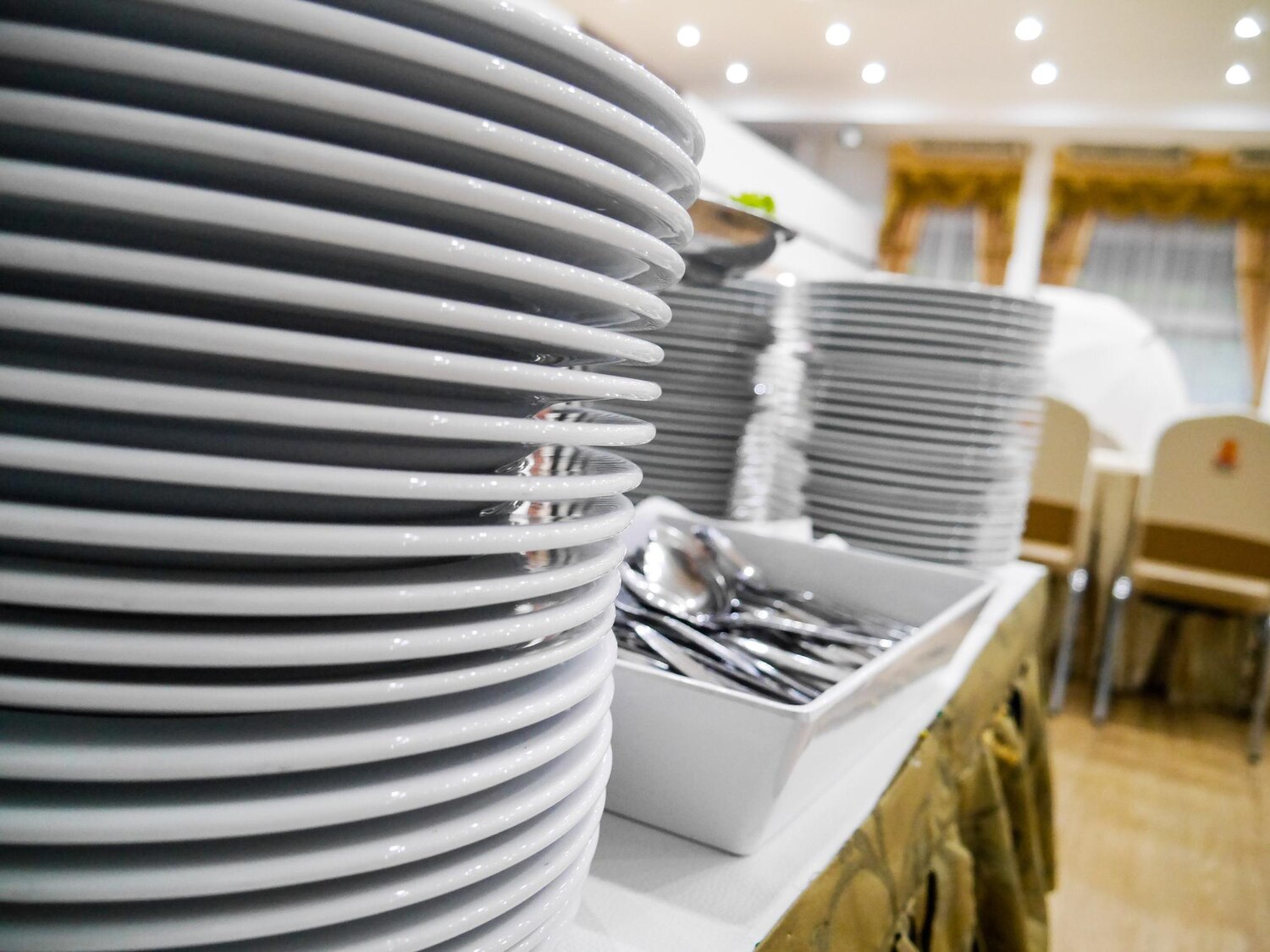 Zalety korzystania z wypożyczalni gastronomicznej na eventy